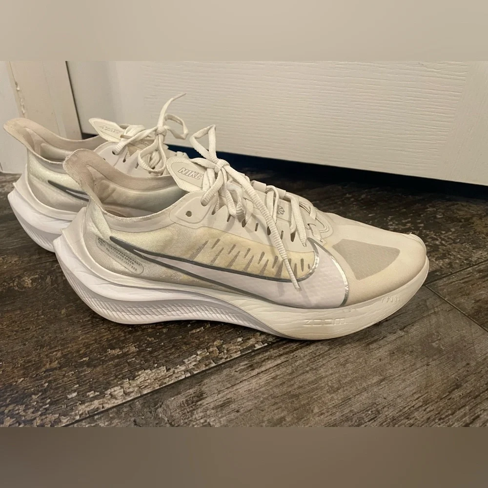 Nike Womens Zoom Gravity BQ3203-001 Ivory Running Shoes Sneakers Size 8.5 EUC